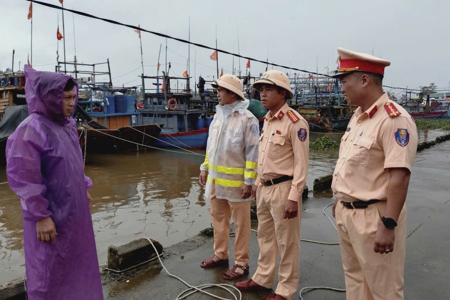 Các lực lượng cảnh sát triển khai biện pháp ứng phó bão số 13