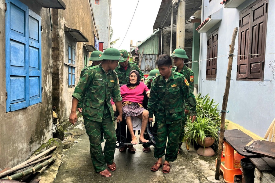 Lính biên phòng giúp dân chống bão