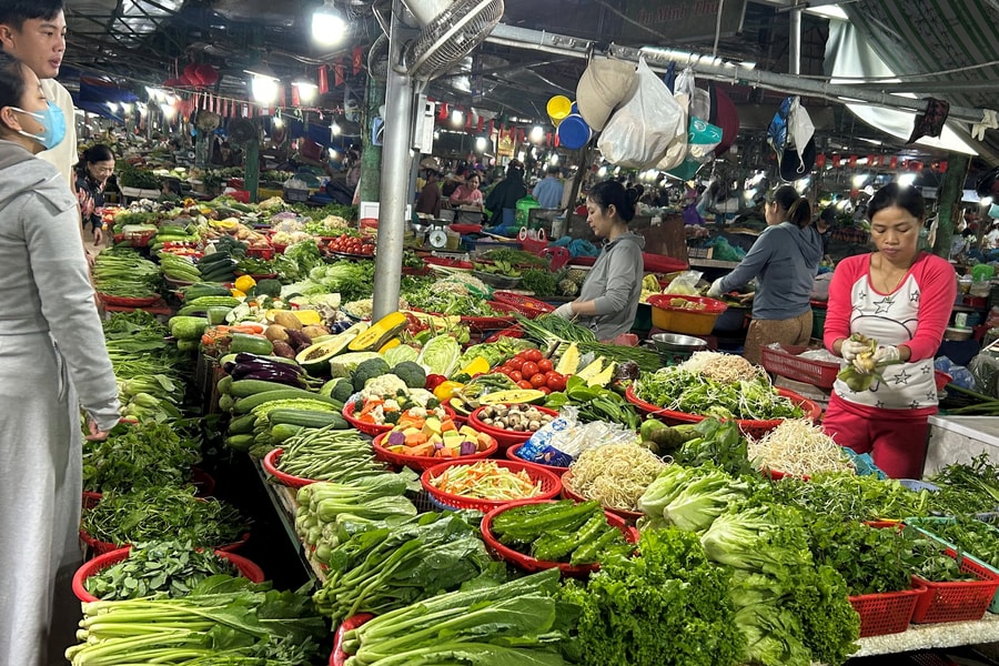 Nguồn cung khan hiếm, giá rau xanh tăng cao