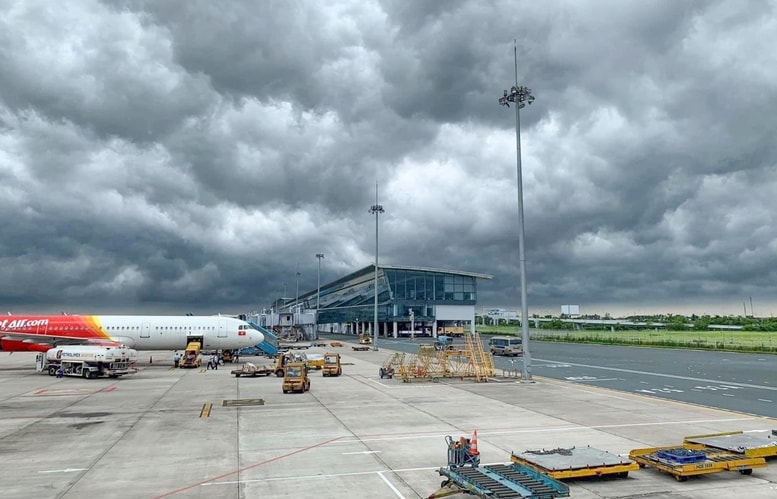 Airlines cancel dozens of Central Vietnam flights as storm Kalmaegi approaches