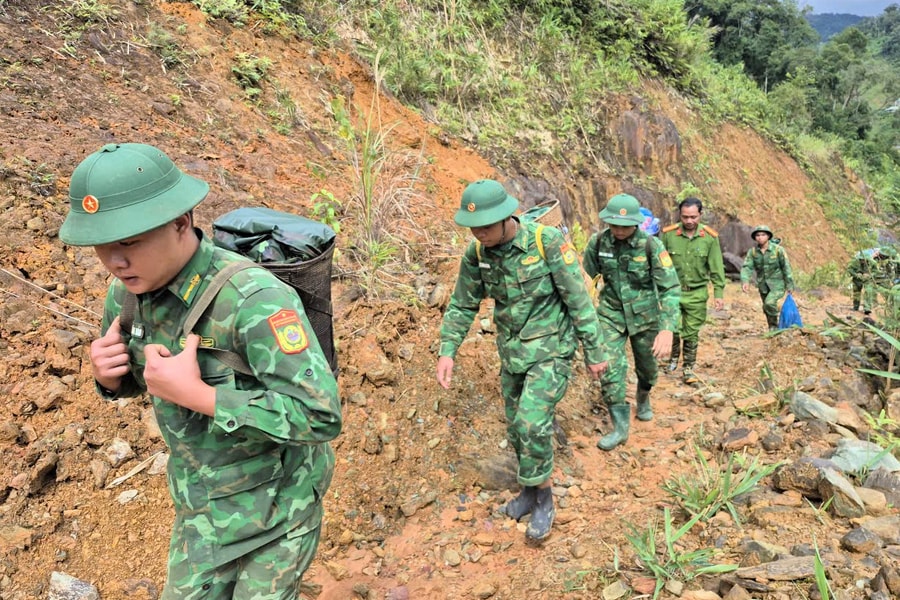 Tiếp tế lương thực cho 47 hộ dân Cơ Tu bị cô lập tại xã Hùng Sơn