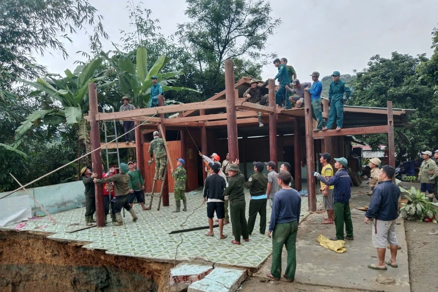 Xã Nam Giang sơ tán khẩn cấp 26 hộ khỏi vùng có nguy cơ sạt lở đất, lũ quét