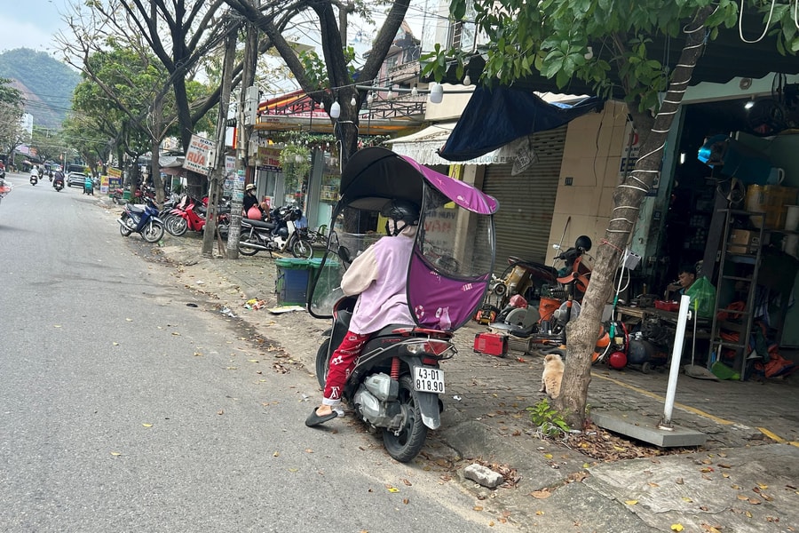 Nguy hiểm từ việc xe máy tự gắn mái che
