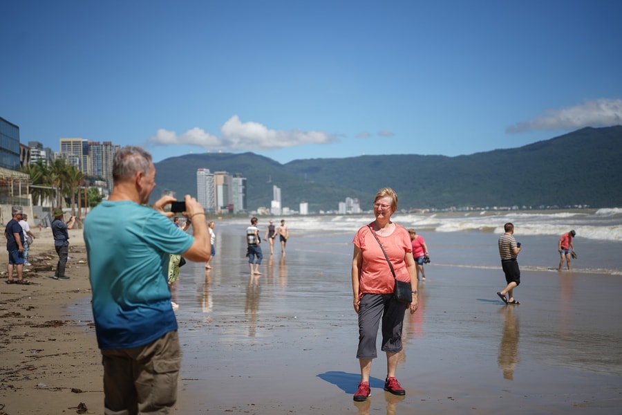 Da Nang’s My Khe Beach welcomes back many international tourists after storm Kalmaegi
