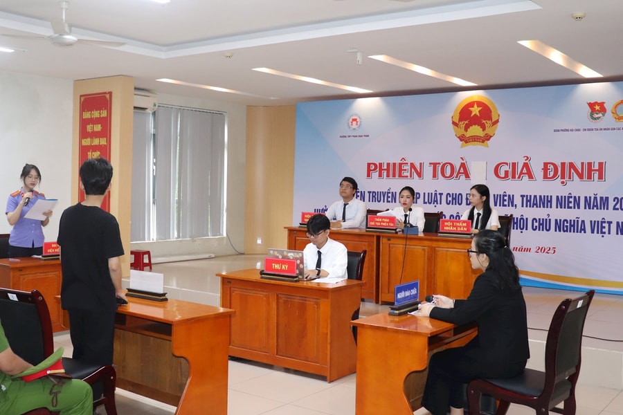 Phổ biến pháp luật cho hơn 200 học sinh THPT thông qua “phiên tòa giả định”