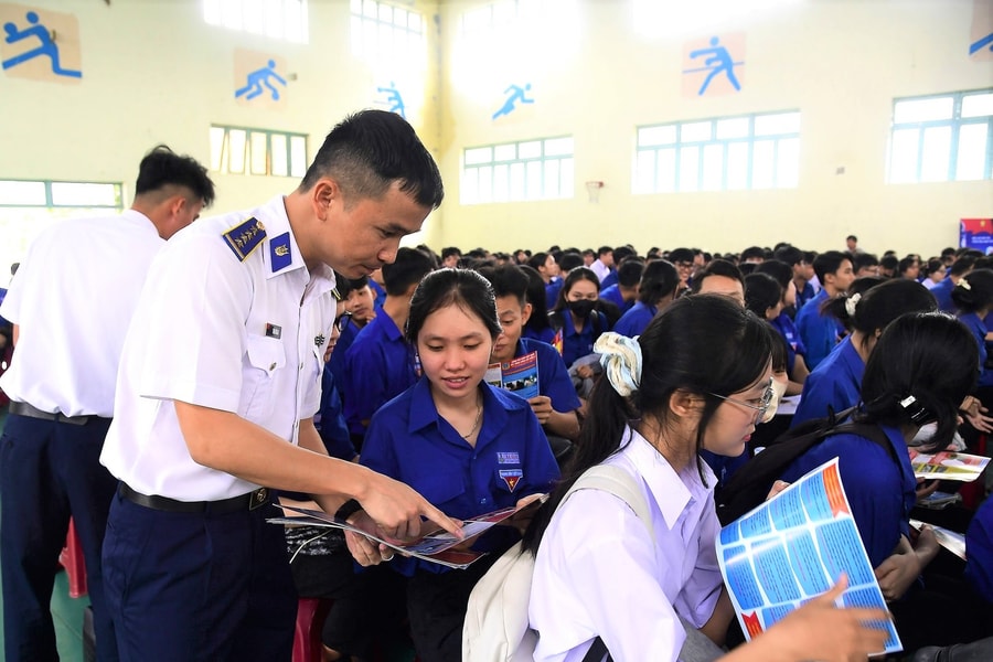 Vùng Cảnh sát biển 2 tổ chức nhiều hoạt động hưởng ứng Ngày Pháp luật Việt Nam
