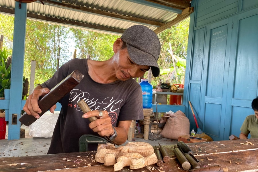 Hoi An’s craftsmen turn driftwood into amazing wooden sculptures