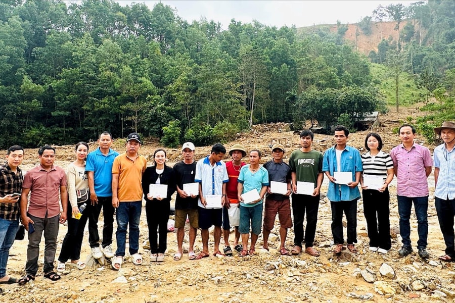 Nhiều doanh nghiệp hỗ trợ người dân quê nhà bị ảnh hưởng mưa lũ