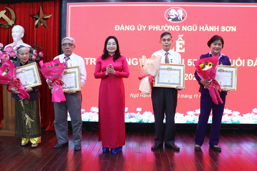 Đảng bộ phường Ngũ Hành Sơn trao tặng Huy hiệu Đảng cho 56 đảng viên