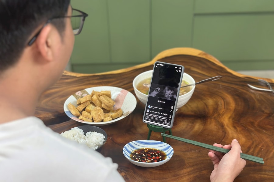 Khi bữa ăn bị “chiếm sóng” bởi thiết bị điện tử