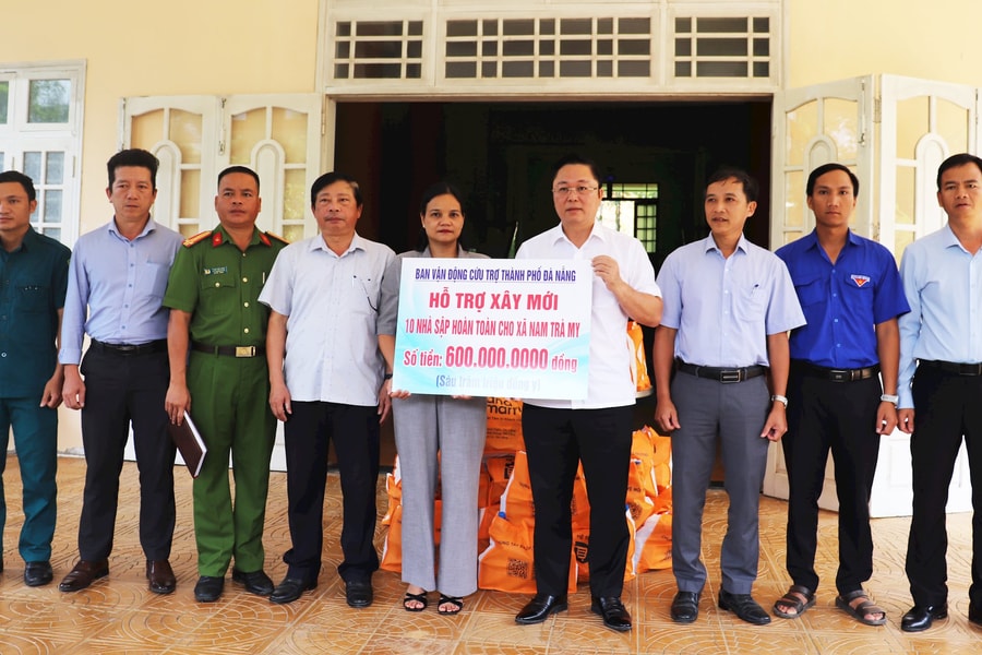 Chủ tịch Ủy ban MTTQ Việt Nam thành phố Lê Trí Thanh trao tiền và quà hỗ trợ cho xã Nam Trà My