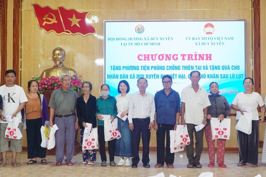 Đồng hương Duy Xuyên hỗ trợ 4 ca nô và 210 suất quà tại quê nhà