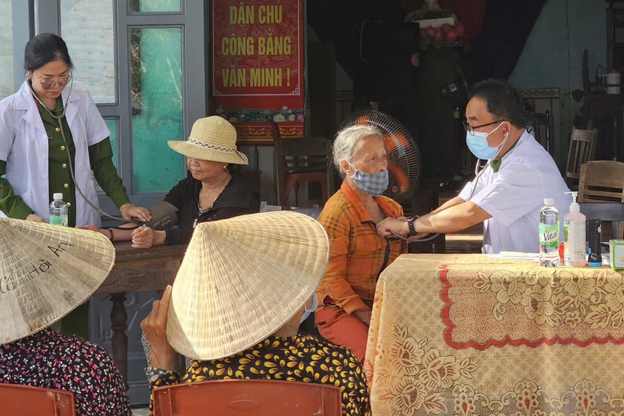 Lực lượng công an triển khai nhiều hoạt động hỗ trợ người dân vùng lũ