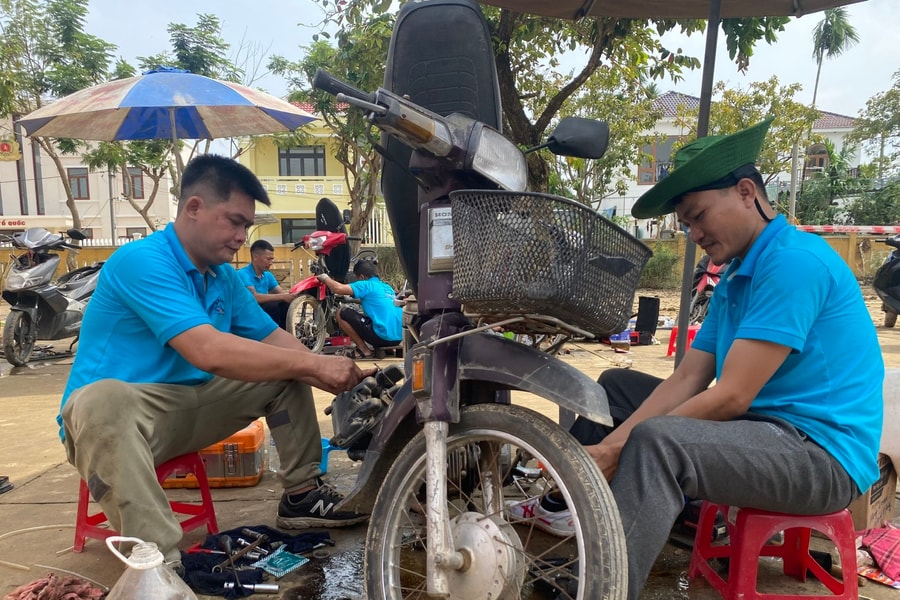 Đoàn thiện nguyện tỉnh Thanh Hóa vào Đà Nẵng sửa xe máy miễn phí cho người dân