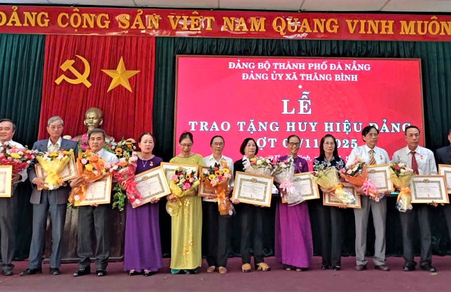 Đảng ủy xã Thăng Bình trao tặng, truy tặng Huy hiệu Đảng cho 27 đảng viên