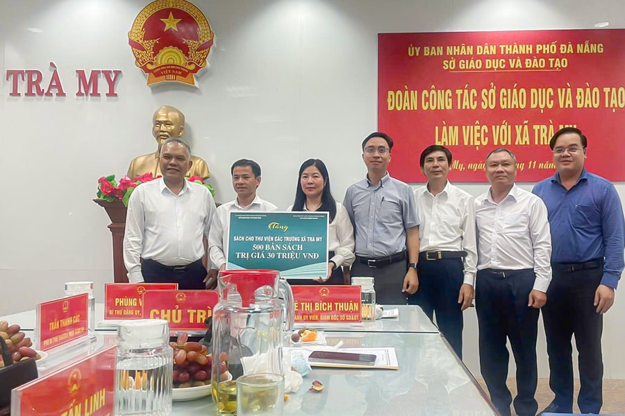 Sở Giáo dục và Đào tạo thăm, làm việc, tặng quà tại xã Trà My