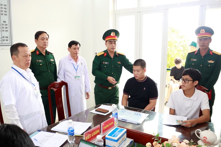 Kiểm tra công tác khám tuyển nghĩa vụ quân sự tại phường Hòa Khánh