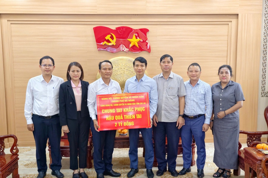 Phó Bí thư Thường trực Thành ủy Nguyễn Đình Vĩnh thăm hỏi, trao kinh phí hỗ trợ khắc phục hậu quả thiên tai các tỉnh Quảng Ngãi, Gia Lai và Đắk Lắk