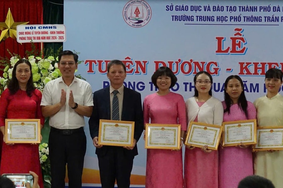 Trường THPT Trần Phú tuyên dương, khen thưởng phong trào thi đua năm học 2024 - 2025