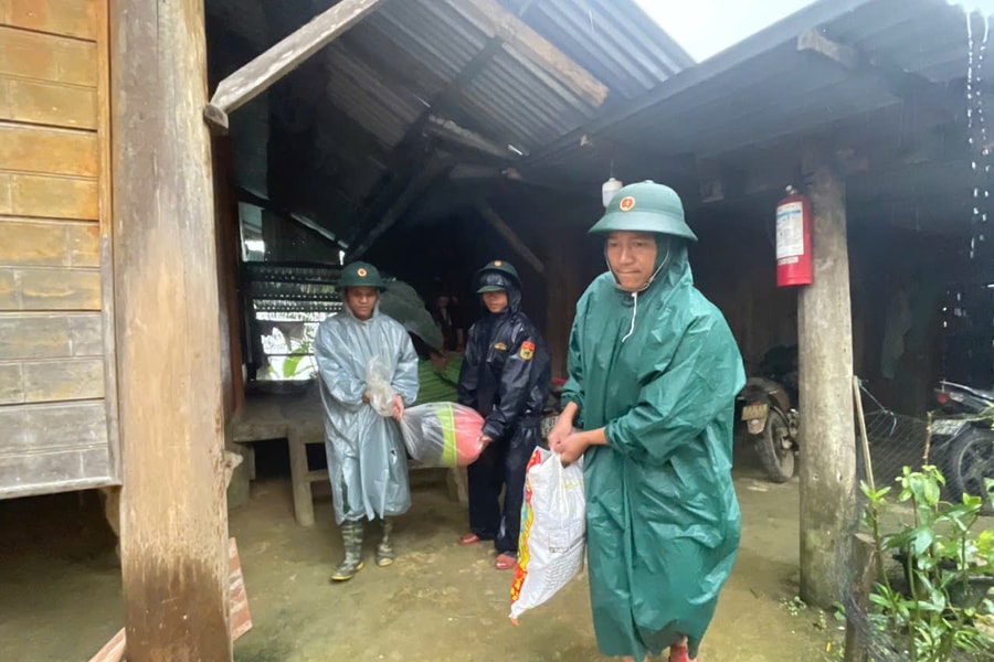 Tiếp tục di dời người dân xã Hùng Sơn ra khỏi khu vực sạt lở