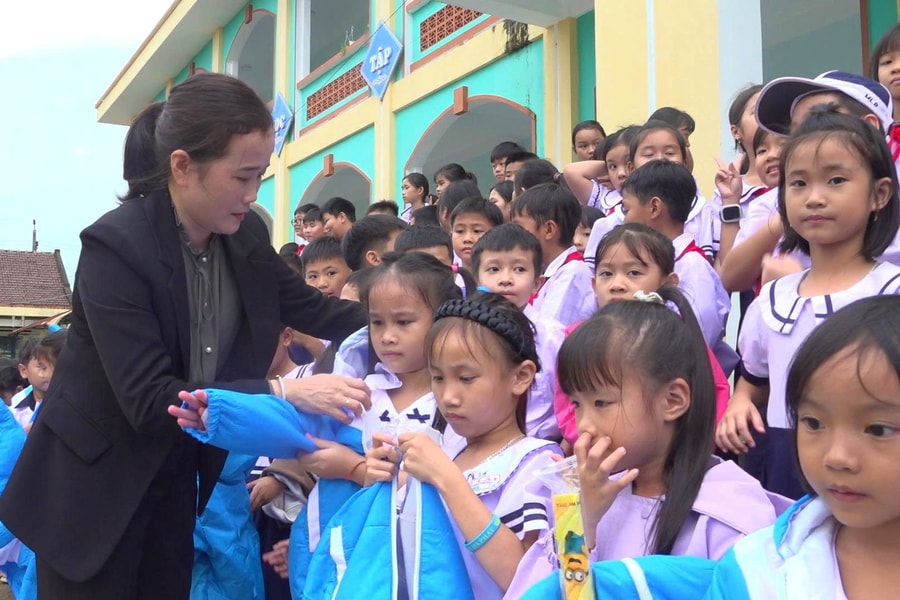 Công ty TNHH Khóa Huy Hoàng trao tặng hơn 2.700 áo ấm cho học sinh tiểu học tại xã Thăng Điền
