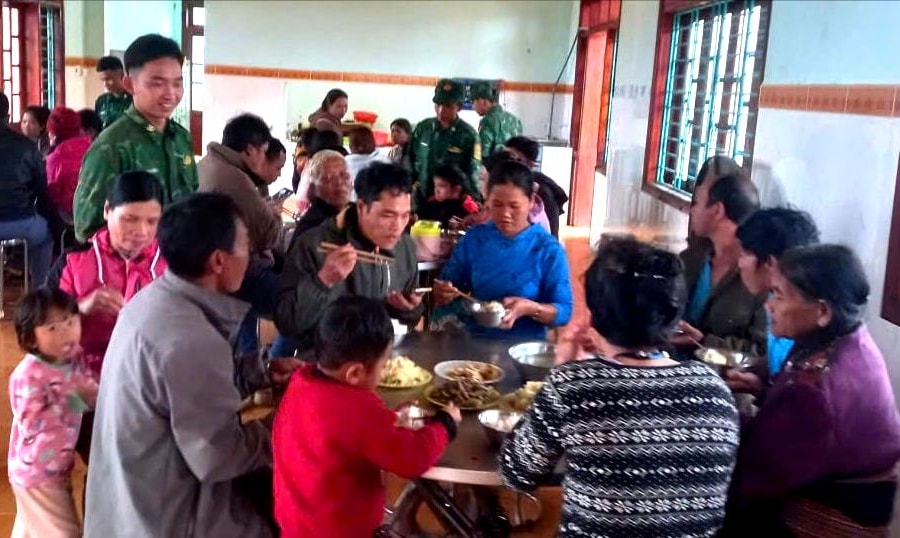 Đồn Biên phòng Ga Ry tổ chức “bếp ăn 0 đồng” hỗ trợ người dân tránh sạt lở