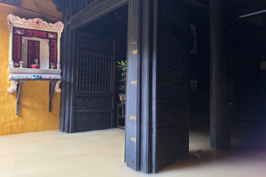 Mốc lũ trên cột gỗ