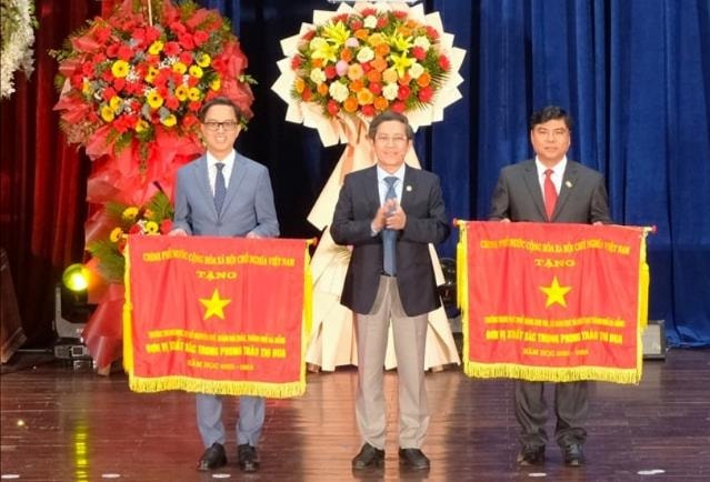 Trường THPT Sơn Trà nhận Cờ thi đua của Thủ tướng Chính phủ