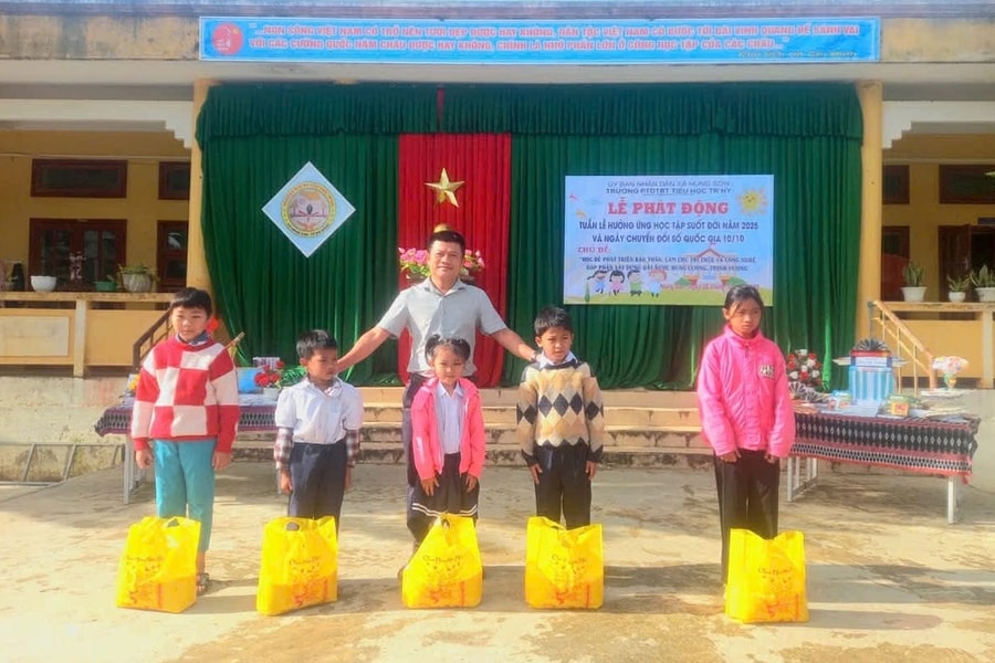 Người thầy hơn 25 năm gieo chữ giữa đại ngàn Tây Giang