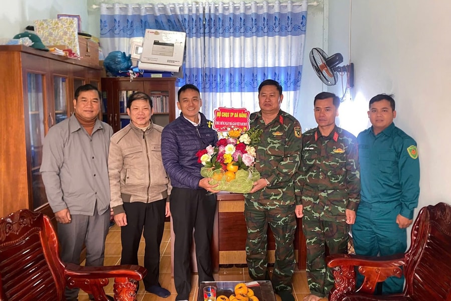 Bộ Chỉ huy Quân sự thành phố Đà Nẵng thăm, tặng quà Trường phổ thông dân tộc nội trú Tiểu học và THCS Ch’ơm
