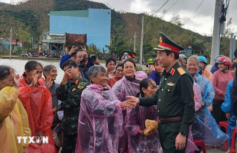 Đại tướng Phan Văn Giang thăm, động viên nhân dân vùng rốn lũ của Gia Lai