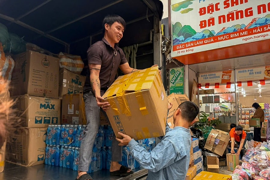 Da Nang citizens send food and essentials to flood-hit communities