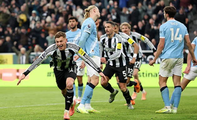 Cú đúp của Barnes nhấn chìm Man City tại St James' Park