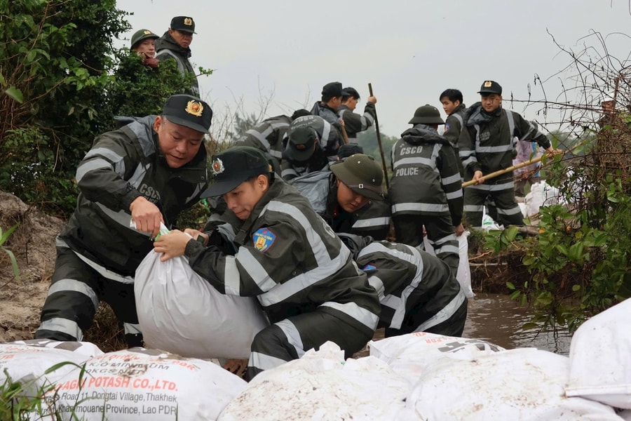 Cán bộ, chiến sĩ Trung tâm Huấn luyện 3 hỗ trợ khắc phục hậu quả thiên tai