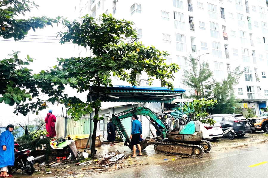 Phường Liên Chiểu tháo dỡ công trình, hàng quán lấn chiếm vỉa hè
