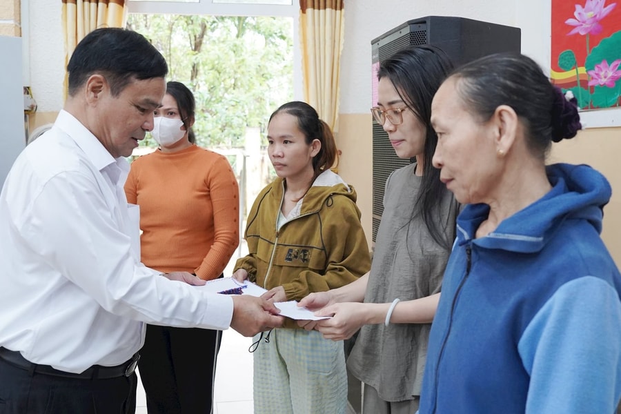 Thượng tướng Lê Chiêm trao quà cho người dân bị thiệt hại do lốc xoáy