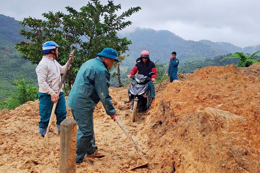 Xã La Êê đề nghị công bố tình trạng khẩn cấp về sạt lở trên tuyến đường độc đạo
