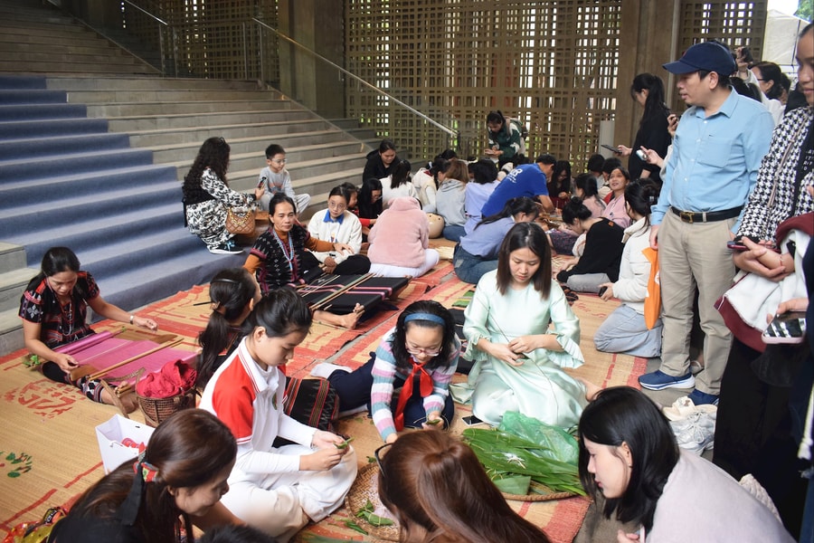 Mang sắc màu văn hóa vùng cao xuống phố