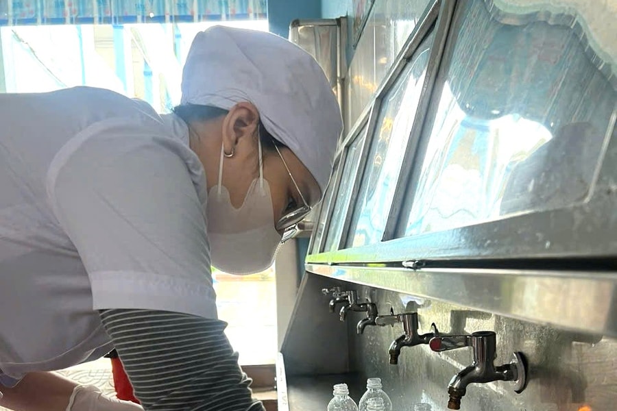 Phường Cẩm Lệ lấy mẫu xét nghiệm chỉ tiêu an toàn thực phẩm tại chợ và trường học