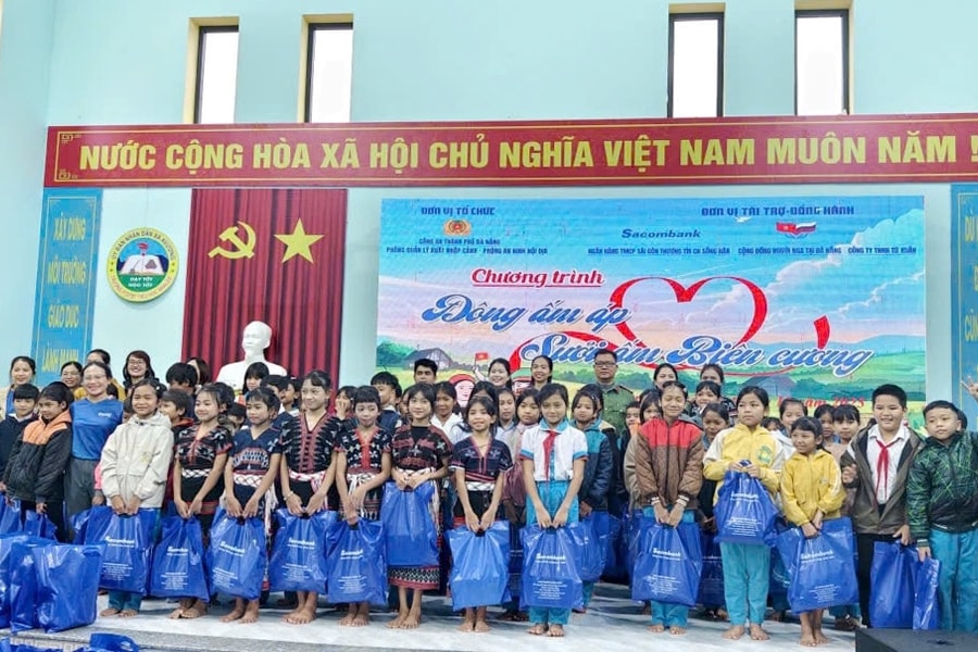 Chương trình “Sưởi ấm biên cương” sau mưa lũ tại xã Avương