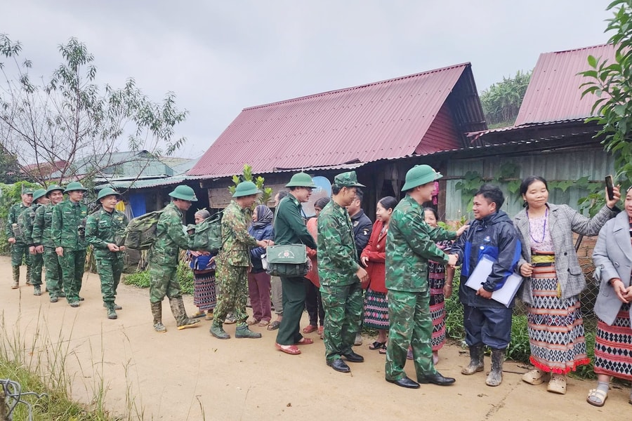 Một phần lực lượng tìm kiếm nạn nhân mất tích ở xã Hùng Sơn rút khỏi hiện trường
