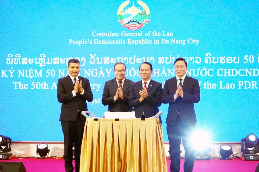 Da Nang's leaders attend celebration of Laos's 50th National Day