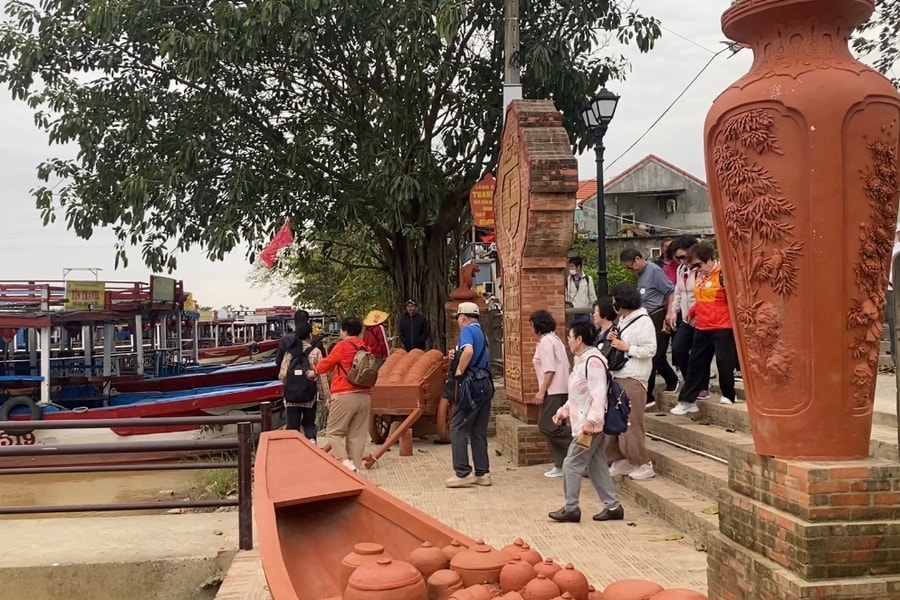 Bến thủy du lịch mở lại, làng gốm Thanh Hà rộn ràng đón khách tham quan
