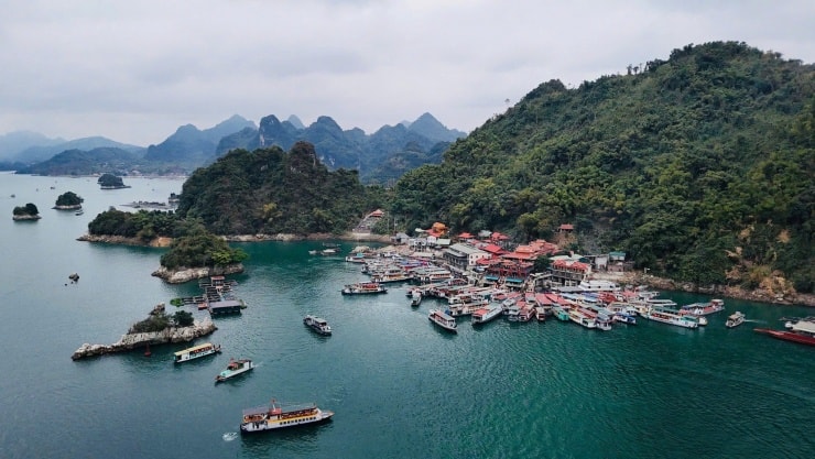 Hồ Hòa Bình: Vãn cảnh 'Hạ Long trên cạn' và đền Thác Bờ
