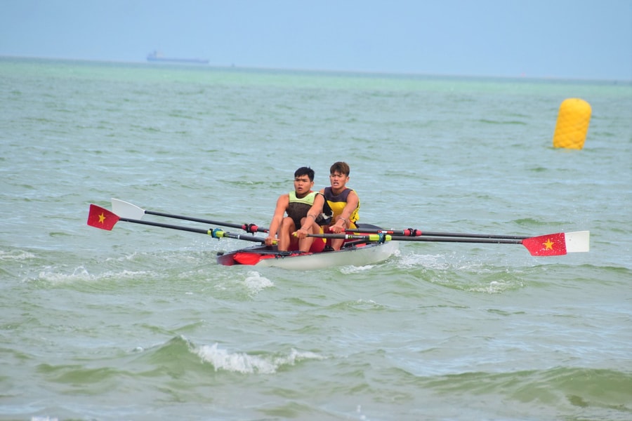 Sôi nổi giải đua thuyền Rowing trên biển Đà Nẵng