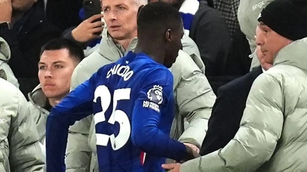 Chelsea 10 người kiên cường cầm hòa Arsenal trong trận derby kịch tính