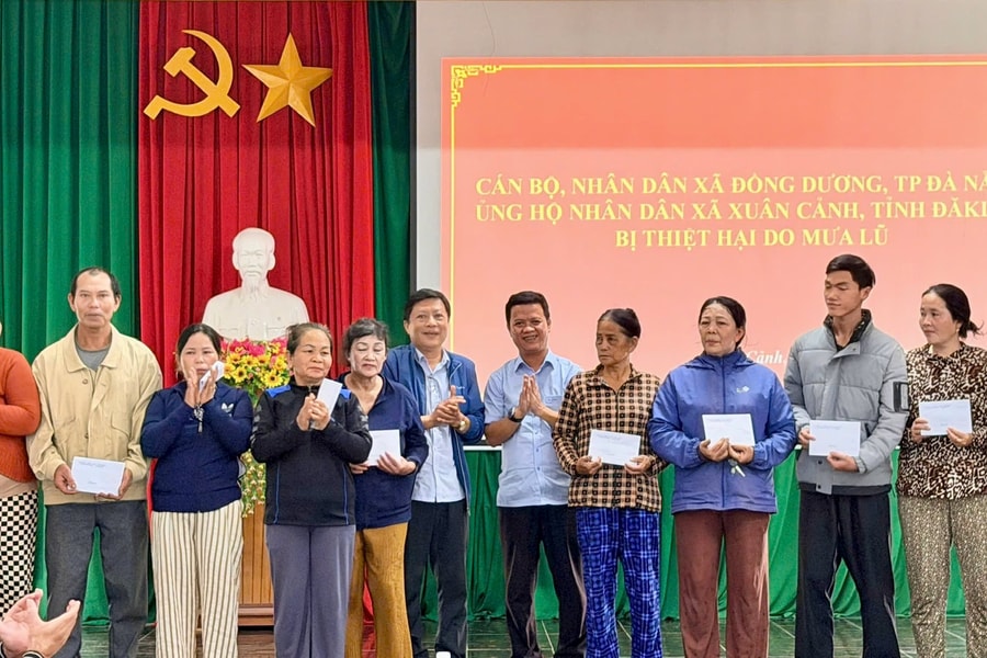 Xã Đồng Dương trao hỗ trợ 360 triệu đồng cho người dân bị thiệt hại thiên tai tại tỉnh Đắk Lắk và Gia Lai