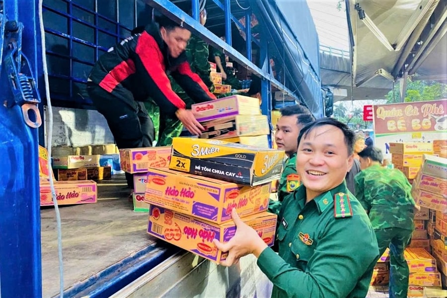 Xung kích hỗ trợ đồng bào vùng lũ