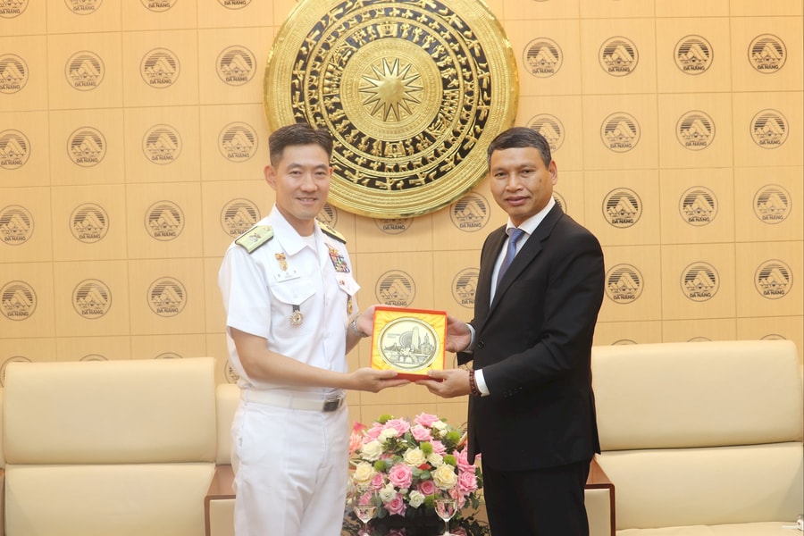 Lãnh đạo thành phố Đà Nẵng tiếp đoàn tàu huấn luyện ROKS Hansando của Hải quân Hàn Quốc