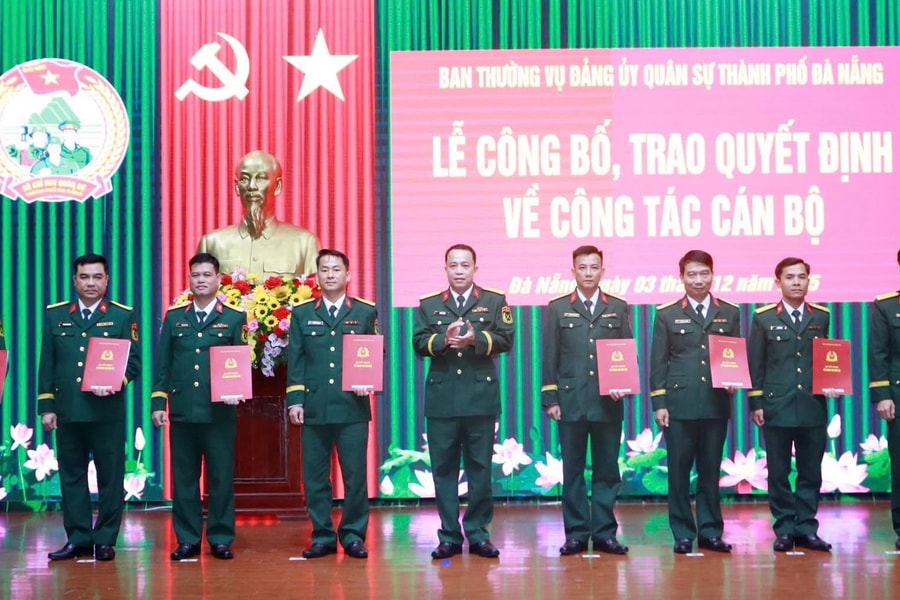 Đà Nẵng: Trao quyết định thăng quân hàm, nâng lương sĩ quan quân đội năm 2025